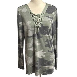 CYRUS camo v neck long sleeve size medium